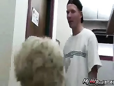 Молодая карлица Stella Marie в эротичном белье залезла на парня