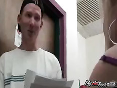 Молодая карлица Stella Marie в эротичном белье залезла на парня