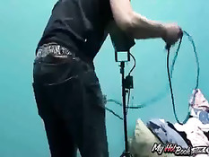 Молодая карлица Stella Marie в эротичном белье залезла на парня