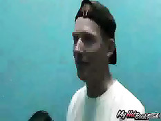 Молодая карлица Stella Marie в эротичном белье залезла на парня