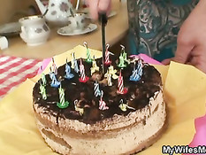 Жена пришла домой, когда её мамочка уже залезла на член мужа