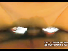 Красивая блондинка гуляя по пляжу нагишом нашла секс партнёра