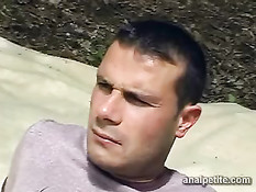 Молодая брюнетка трахалась с мужиком в лесу на покрывале