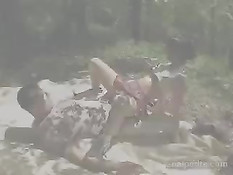 Молодая брюнетка трахалась с мужиком в лесу на покрывале