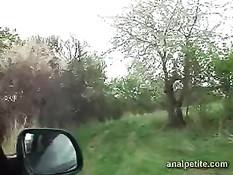 Молодую брюнетку с хвостиками оттрахали в задницу за городом