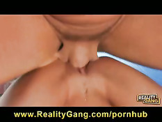 Грудастая брюнетка Priscilla Milan показывает гимнастическую гибкость