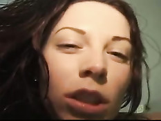 Молодая Алиша зашла в комнату и сделала минет голому дружку