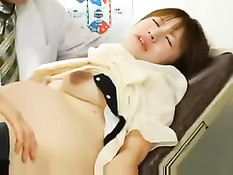 Медики рассматривают влагалище беременной японской женщины