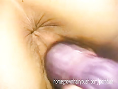 Азиатка ебёт свою волосатую пизду вибратором и ласкает сиськи