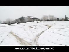 Популярный Рокко Сиффреди в гараже ебёт группу молодых девок