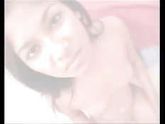 Темнокожая девчонка открыв рот с удовольствием принимает сперму