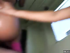 Девчонки развлекаются с молодым приятелем в тесном помещении