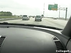 Молодёжь занимается любовью в машине во время дальней поездки