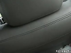 Молодёжь занимается любовью в машине во время дальней поездки