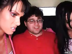 Молодые девки катаясь на автобусе орут в окна и отсасывают член