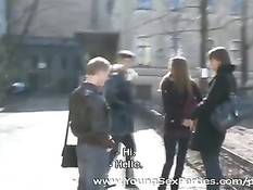 Под громкие стоны молодых подружек парни кончали на их тела