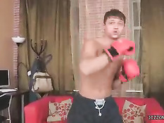 Молодые шлюшки решили соблазнить понравившегося парня-боксёра