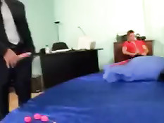 Женщина в чёрной фуражке и корсете отхлестала плетью двух девок