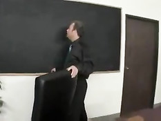 Плохая девочка Дакота Брукс наказана учителем за плохую учёбу