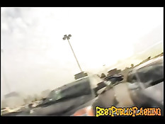 Кассандра гуляет по городу без трусиков выставляя пизду на показ