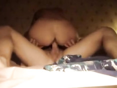 Молодая парочка сняла свой секс на камеру