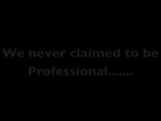 Молодая очкастая негритянка с закрытыми глазами сосёт член парня