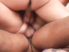 Женщина зрелого возраста с тату на спине трахается с мужиками