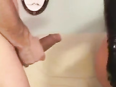 Девочка в противогазе и в чёрных сапогах подчиняется хозяину