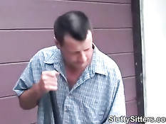 Распутная няня в гараже исполняет все сексуальные желания босса