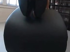 Эми Эванс делает мужику минет и вставляет его член себе в задницу