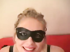 Женщина в маске с заклеенными сосками глотает член до тошноты