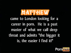 Британский парень устроившись на диване решил немного подрочить