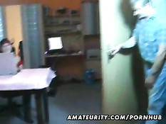 Грудастая жена возбудив себя игрушкой захотела секса на столе