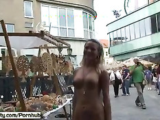 Безбашенная девушка Лаура любит прогулки по городу в голом виде