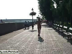 Безбашенная девушка Лаура любит прогулки по городу в голом виде