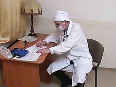Молодой гинеколог не смог сдержаться при виде красивой девки