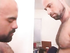 Молодой парень овладел задницей своего мускулистого товарища