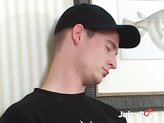 Мальчик недавно расстался с девушкой и переключился на друга