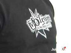 Мальчик недавно расстался с девушкой и переключился на друга