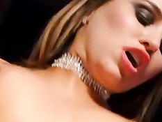 Знойная брюнетка в сексуальном белье любит когда её ебут в анал