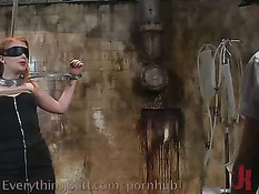 Девкам разрабатывают анусы при помощи фаллоимитатора со смазкой