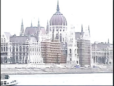 Angelina Crow стоя за штурвалом привлекла парня полуголым задом