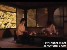 Парень использует для секса связанную по рукам и ногам девушку