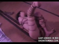 Парень использует для секса связанную по рукам и ногам девушку