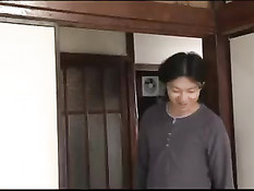 Грудастой гувернантке после уборки пришлось сделать хозяину минет