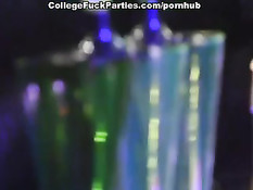 Девушки напиваются в клубе и на радость ребятам снимают платья