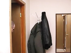 Сердобольная девочка подобрала грязного дядю и решила его отмыть