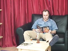 Раздевшись в присутствии папы дочка соблазнила старого извращенца