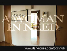 Грудастая брюнетка в красивом чёрном белье умело играет с членом