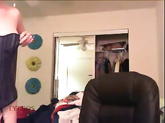 Девушка в очках примеряет наряды и показывает большую грудь